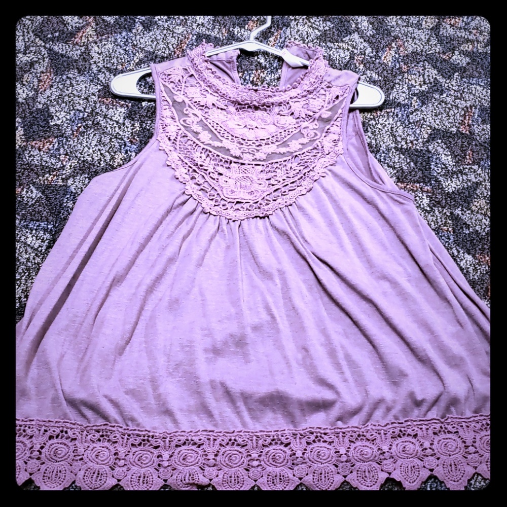 Lilac no sleeve high neck top.